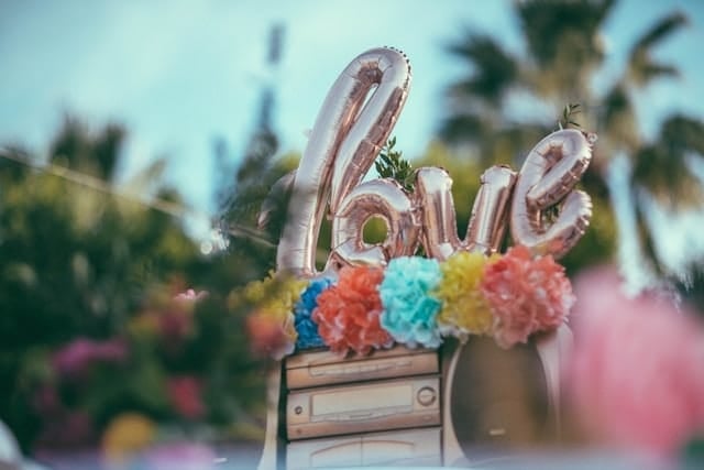 結婚 焦り LOVEの形のバルーンとフラワーデコレーション